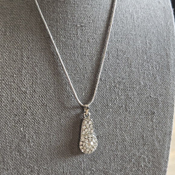Elegant Silver Pendant Necklace - Picture 2 of 8